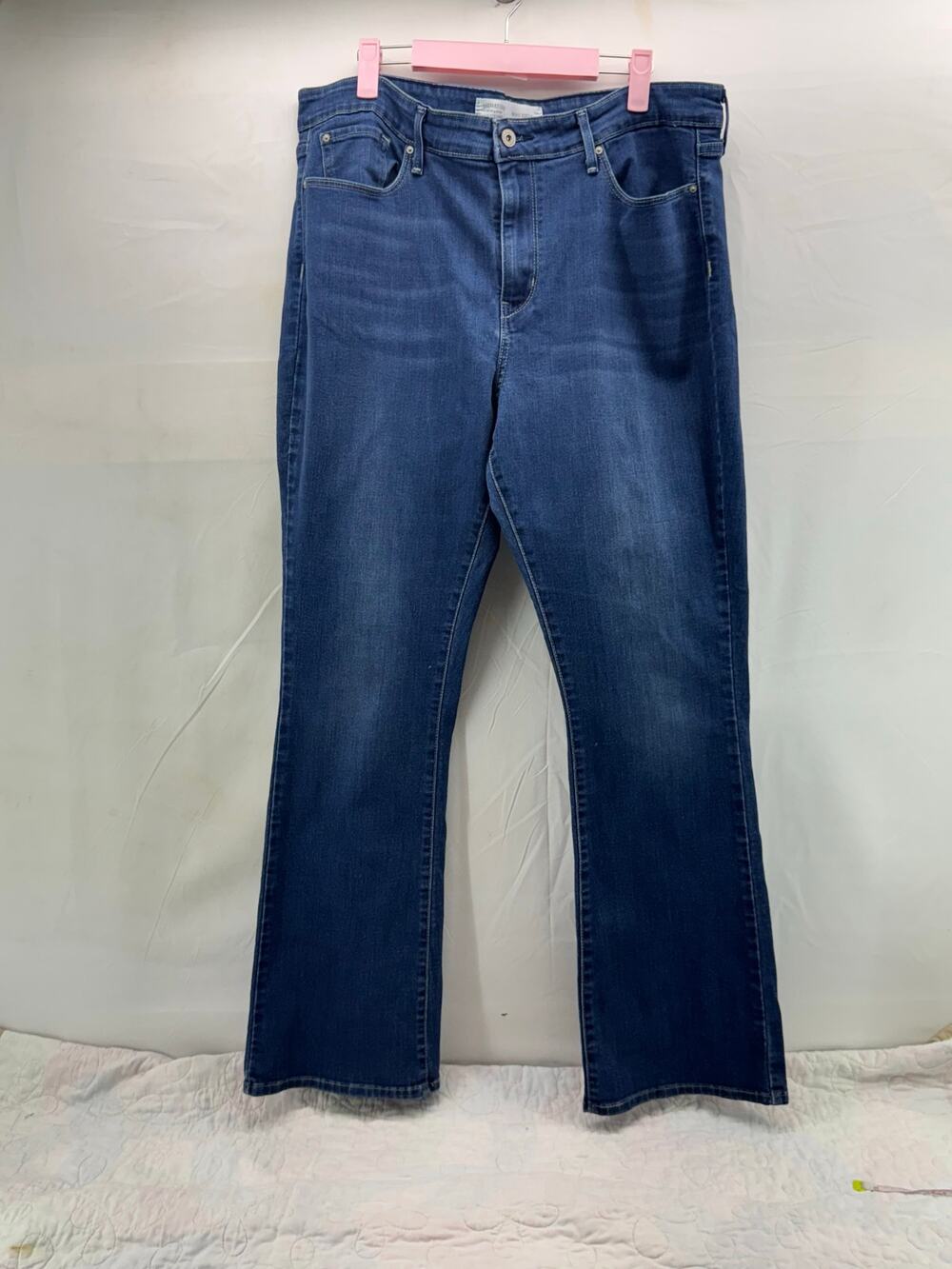 Women’s Levi mid rise, boot cut jeans 34X32 (18)